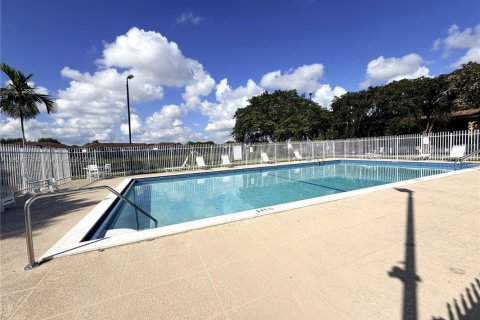 Condo in Cutler Bay, Florida, 2 bedrooms  № 1975226 - photo 4