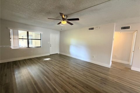 Condo in Cutler Bay, Florida, 2 bedrooms  № 1975226 - photo 9