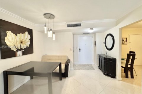 Copropriété à louer à Sunny Isles Beach, Floride: 2 chambres, 99.41 m2 № 2020117 - photo 6