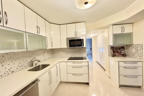 Copropriété à louer à Sunny Isles Beach, Floride: 2 chambres, 99.41 m2 № 2020117 - photo 9