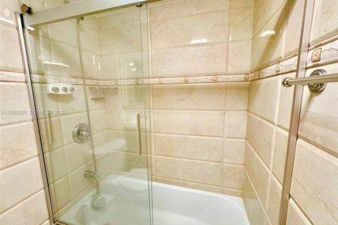 Copropriété à louer à Sunny Isles Beach, Floride: 2 chambres, 99.41 m2 № 2020117 - photo 25