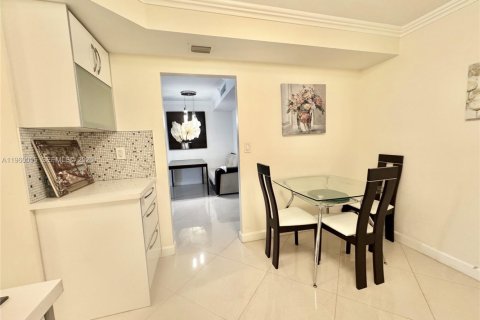 Copropriété à louer à Sunny Isles Beach, Floride: 2 chambres, 99.41 m2 № 2020117 - photo 10