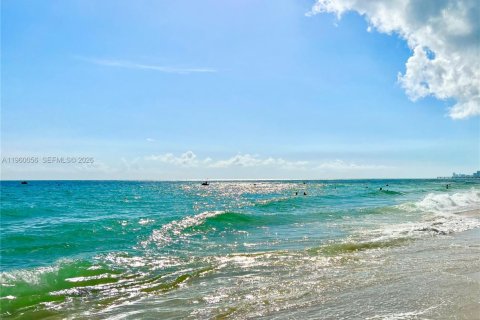 Copropriété à louer à Sunny Isles Beach, Floride: 2 chambres, 99.41 m2 № 2020117 - photo 2