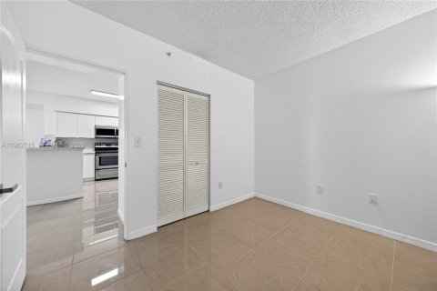 Condominio en alquiler en Miami, Florida, 2 dormitorios, 80.08 m2 № 2025996 - foto 19