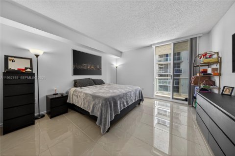 Condominio en alquiler en Miami, Florida, 2 dormitorios, 80.08 m2 № 2025996 - foto 12