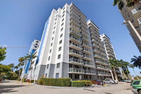 Condominio en Miami, Florida, 2 dormitorios  № 2025996