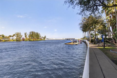 Condominio en alquiler en Miami, Florida, 2 dormitorios, 80.08 m2 № 2025996 - foto 28