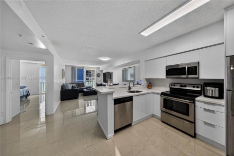 Condominio en alquiler en Miami, Florida, 2 dormitorios, 80.08 m2 № 2025996 - foto 2