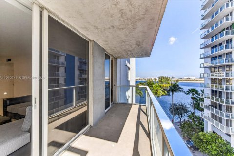 Condominio en alquiler en Miami, Florida, 2 dormitorios, 80.08 m2 № 2025996 - foto 11