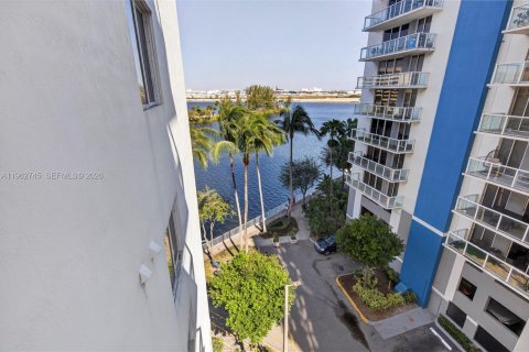 Condominio en alquiler en Miami, Florida, 2 dormitorios, 80.08 m2 № 2025996 - foto 26