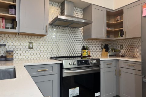 House in South Bay, Florida 3 bedrooms, 119.1 sq.m. № 2054112 - photo 10