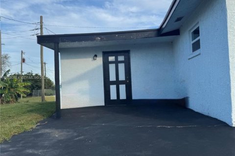 House in South Bay, Florida 3 bedrooms, 119.1 sq.m. № 2054112 - photo 6