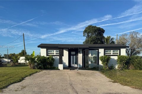 House in South Bay, Florida 3 bedrooms, 119.1 sq.m. № 2054112 - photo 2