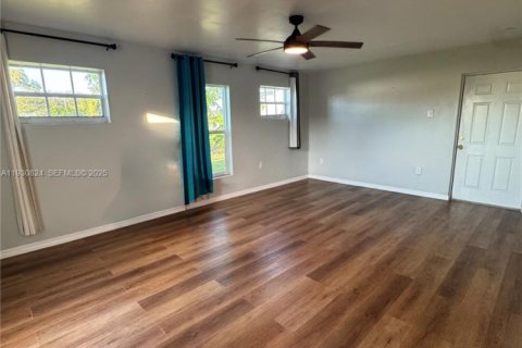 House in South Bay, Florida 3 bedrooms, 119.1 sq.m. № 2054112 - photo 12