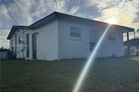 House in South Bay, Florida 3 bedrooms, 119.1 sq.m. № 2054112 - photo 7