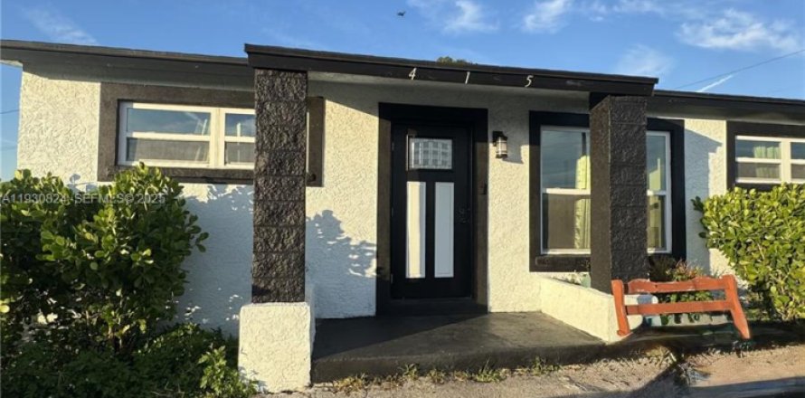 House in South Bay, Florida 3 bedrooms, 119.1 sq.m. № 2054112