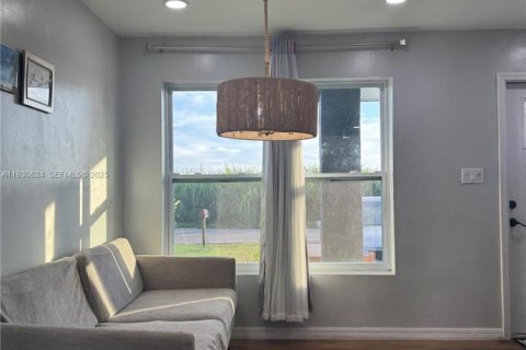 House in South Bay, Florida 3 bedrooms, 119.1 sq.m. № 2054112 - photo 13