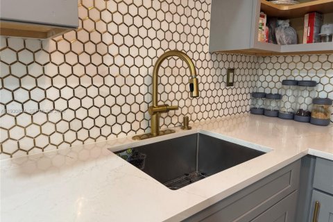 House in South Bay, Florida 3 bedrooms, 119.1 sq.m. № 2054112 - photo 9