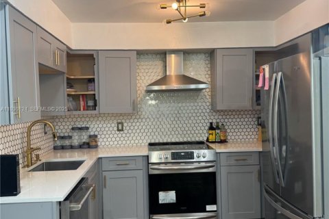 House in South Bay, Florida 3 bedrooms, 119.1 sq.m. № 2054112 - photo 8