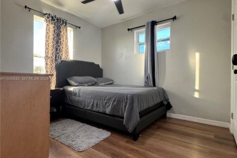 House in South Bay, Florida 3 bedrooms, 119.1 sq.m. № 2054112 - photo 21