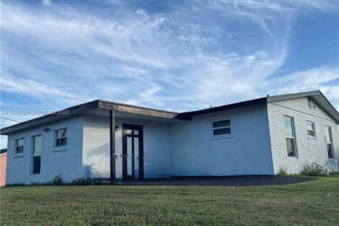 House in South Bay, Florida 3 bedrooms, 119.1 sq.m. № 2054112 - photo 5