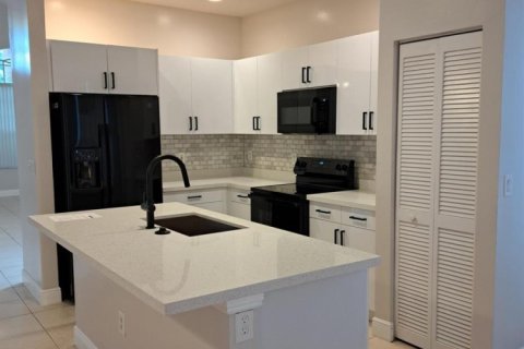 House in Coral Springs, Florida 4 bedrooms, 239.87 sq.m. № 2083814 - photo 8