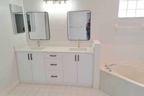 House in Coral Springs, Florida 4 bedrooms, 239.87 sq.m. № 2083814 - photo 19