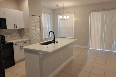 House in Coral Springs, Florida 4 bedrooms, 239.87 sq.m. № 2083814 - photo 12