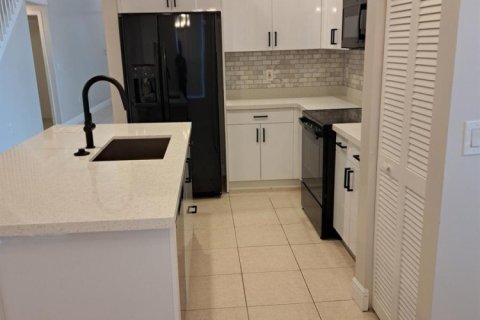 House in Coral Springs, Florida 4 bedrooms, 239.87 sq.m. № 2083814 - photo 10