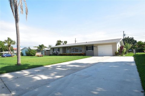 House in Sarasota, Florida 2 bedrooms, 131.46 sq.m. № 2366529