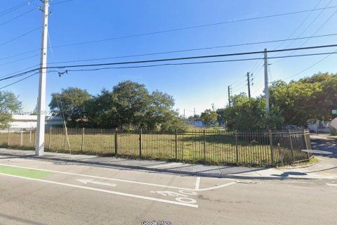 Commercial property in Opa-locka, Florida № 1938591 - photo 1
