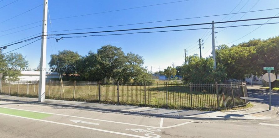 Commercial property in Opa-locka, Florida № 1938591