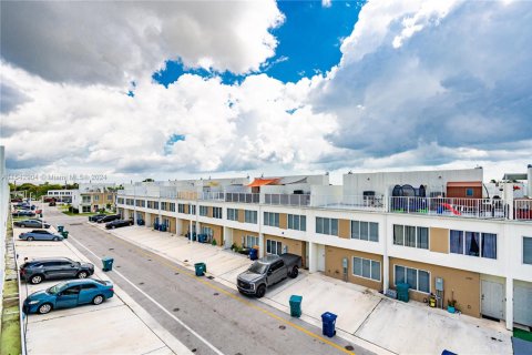 Townhouse in Homestead, Florida 4 bedrooms, 133.22 sq.m. № 1958614 - photo 12