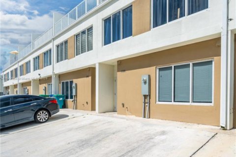 Townhouse in Homestead, Florida 4 bedrooms, 133.22 sq.m. № 1958614 - photo 9