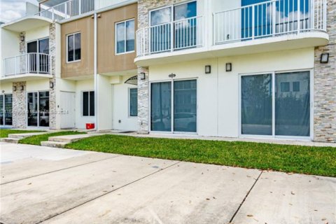 Townhouse in Homestead, Florida 4 bedrooms, 133.22 sq.m. № 1958614 - photo 7