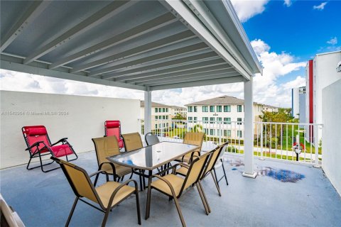 Townhouse in Homestead, Florida 4 bedrooms, 133.22 sq.m. № 1958614 - photo 14