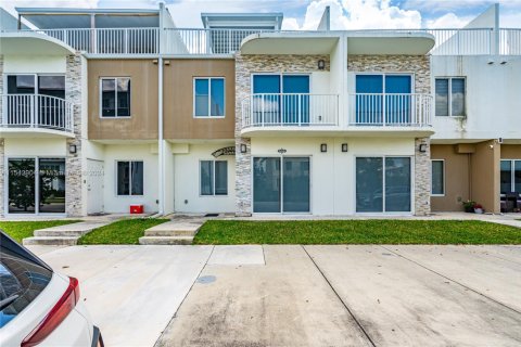 Townhouse in Homestead, Florida 4 bedrooms, 133.22 sq.m. № 1958614 - photo 6