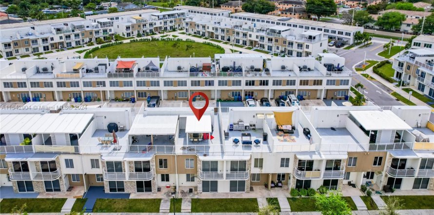 Townhouse in Homestead, Florida 4 bedrooms, 133.22 sq.m. № 1958614