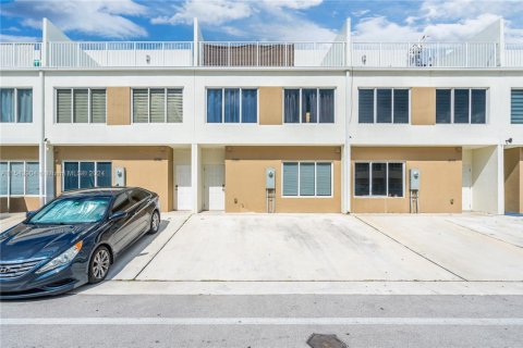 Townhouse in Homestead, Florida 4 bedrooms, 133.22 sq.m. № 1958614 - photo 8