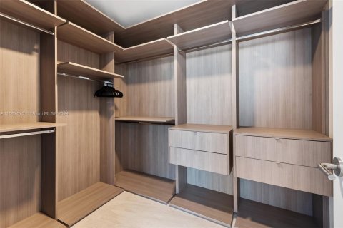 Condo in Miami, Florida, 4 bedrooms  № 1935561 - photo 26