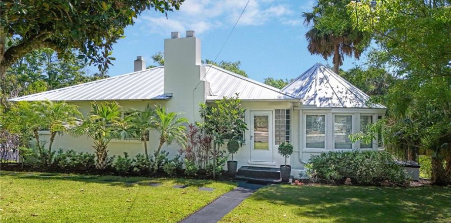 House in Mount Dora, Florida 4 bedrooms, 259.75 sq.m. № 1640191