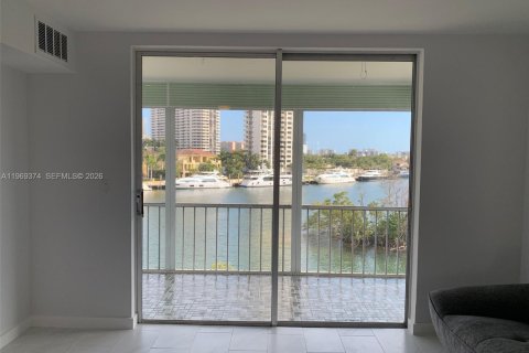 Condominio en venta en Aventura, Florida, 2 dormitorios, 71.72 m2 № 2030197 - foto 11