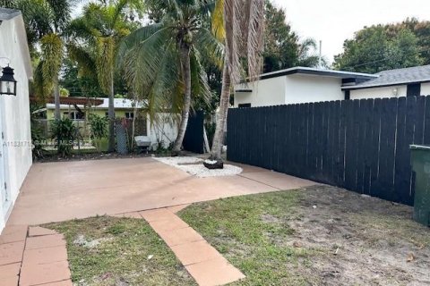 House in Dania Beach, Florida 6 bedrooms, 251.02 sq.m. № 1809794 - photo 1