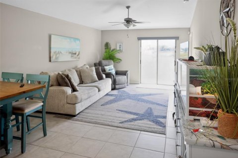 House in BELMONT in Sun City Center, Florida 3 bedrooms, 134.8 sq.m. № 2200719 - photo 9