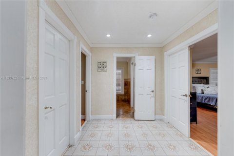 House in Miami, Florida 5 bedrooms, 383.78 sq.m. № 1831017 - photo 28