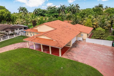 House in Miami, Florida 5 bedrooms, 383.78 sq.m. № 1831017 - photo 13