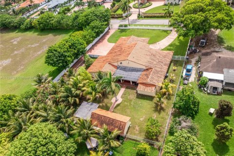 House in Miami, Florida 5 bedrooms, 383.78 sq.m. № 1831017 - photo 9