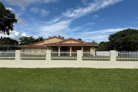 House in Miami, Florida 5 bedrooms, 383.78 sq.m. № 1831017 - photo 3