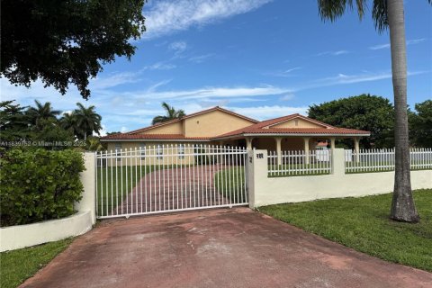 House in Miami, Florida 5 bedrooms, 383.78 sq.m. № 1831017 - photo 1