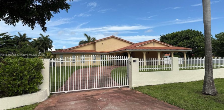 House in Miami, Florida 5 bedrooms, 383.78 sq.m. № 1831017